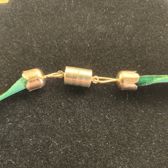 Mother of Pearl Leaf Pendant Velvet Choker - Picture 3 of 8